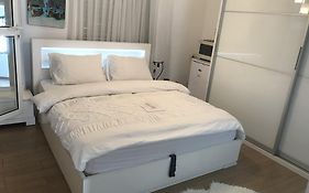 Charming Unit With Pool And Great Amenities